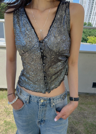 Night resort photoshoots look magazine-ready in this metallic vest — here's why everyone wants one now