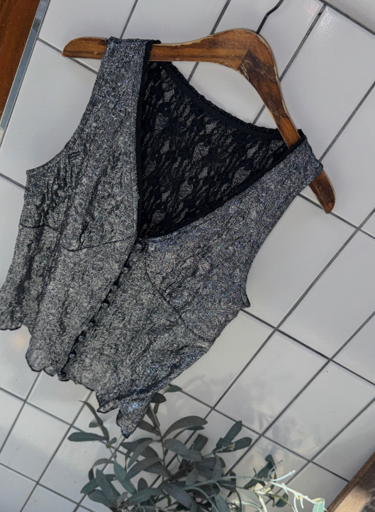 Night resort photoshoots look magazine-ready in this metallic vest — here's why everyone wants one now