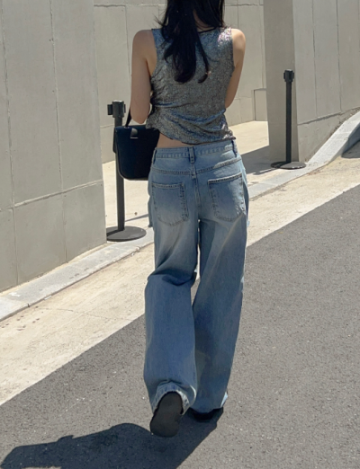 Night resort photoshoots look magazine-ready in this metallic vest — here's why everyone wants one now