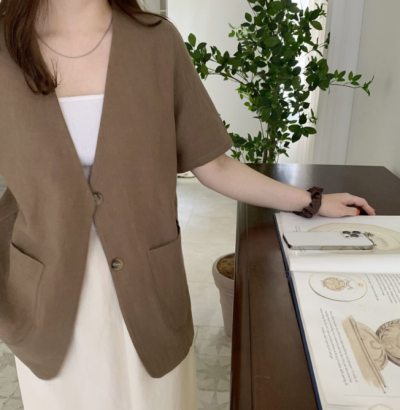 No Collar, No Problem—A Summer Linen Jacket That Doesn't Make You Overheat and Actually Looks Effortlessly Cool