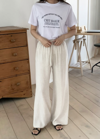 On scorching days when denim is absolutely out of the question—these linen trousers feel like wearing almost nothing but look genuinely put-together