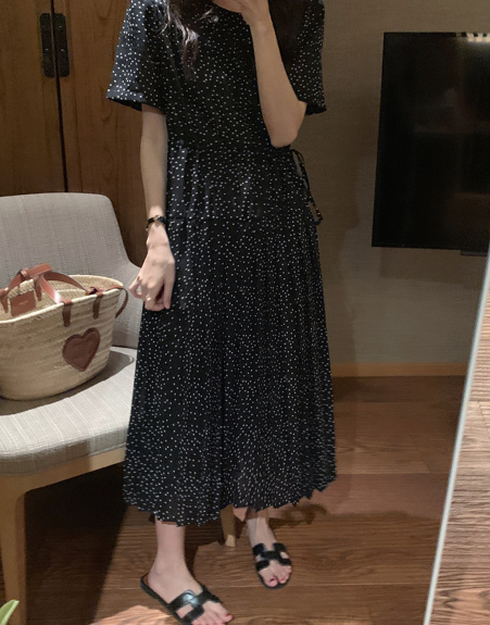 The roomy fit literally hides everything on your lower half—even my pregnant sister says she looks gorgeous in this dress
