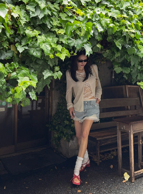 Pair this with low-rise bottoms and your proportions suddenly go next level—sheer mesh tee with floral embroidery is an instant wardrobe hero