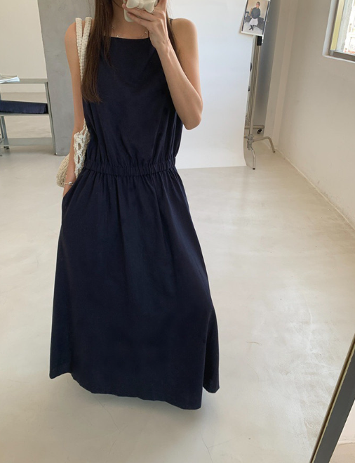 One dress, three seasons, basically infinite looks—the cotton maxi that earns its closet space