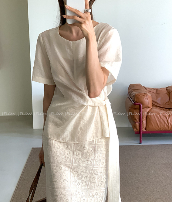 The Summer Blouse That Actually Hides What You Want Hidden—Wrap Styling That Actually Works