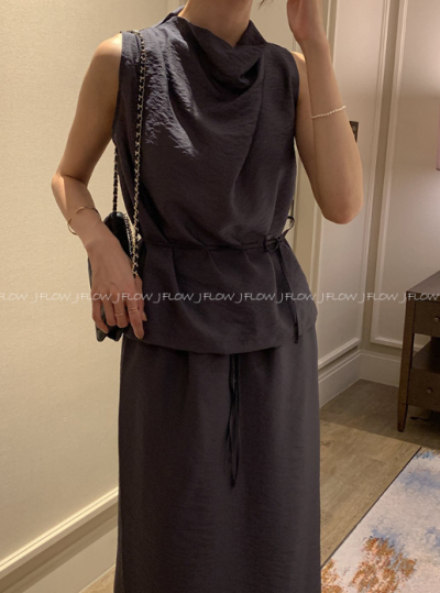 That Neck Drape Trick—How a Simple Blouse Suddenly Looks Expensive Without Trying