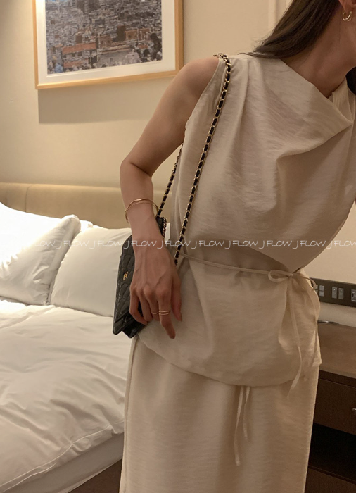 That Neck Drape Trick—How a Simple Blouse Suddenly Looks Expensive Without Trying