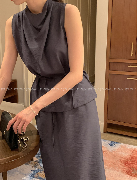 That Neck Drape Trick—How a Simple Blouse Suddenly Looks Expensive Without Trying