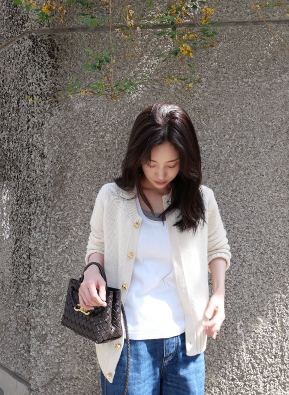 Actress Hong Hwa-yeon dresses like kindness: four minimalist looks that actually make sense in your closet