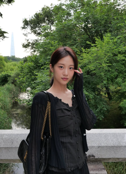 Actress Hong Hwa-yeon dresses like kindness: four minimalist looks that actually make sense in your closet