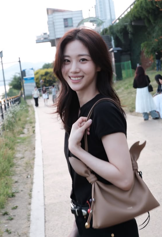 Actress Hong Hwa-yeon dresses like kindness: four minimalist looks that actually make sense in your closet