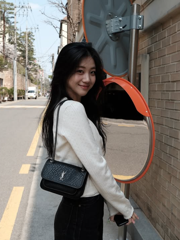 Actress Hong Hwa-yeon dresses like kindness: four minimalist looks that actually make sense in your closet