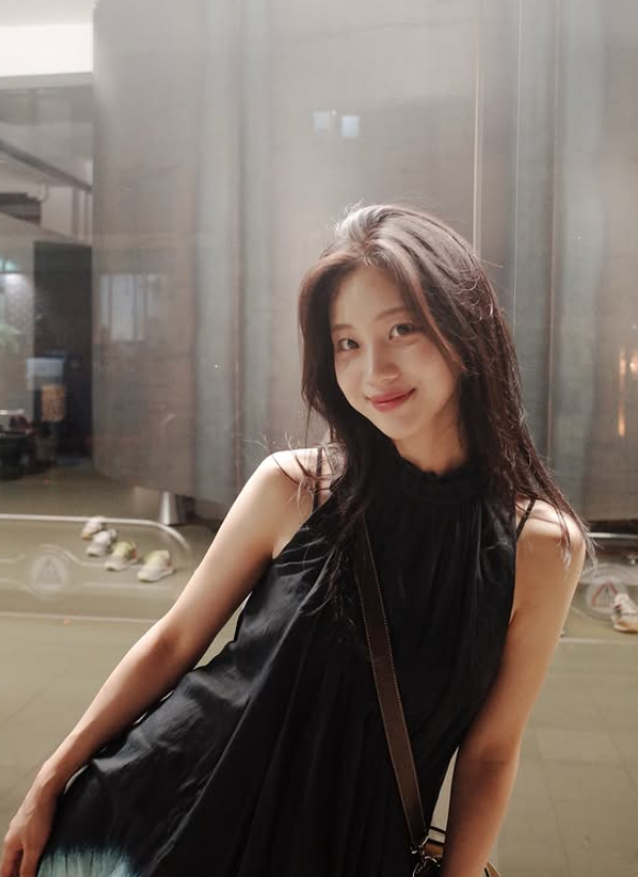 Actress Hong Hwa-yeon dresses like kindness: four minimalist looks that actually make sense in your closet