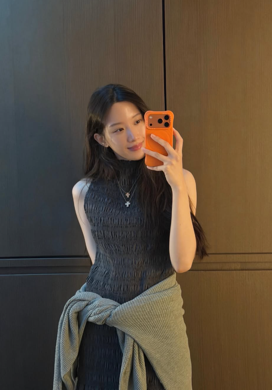 Writer-slash-actress Moon Ka-young dresses like someone who has read the room: five minimalist looks from someone with actual taste