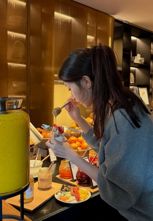 Writer-slash-actress Moon Ka-young dresses like someone who has read the room: five minimalist looks from someone with actual taste