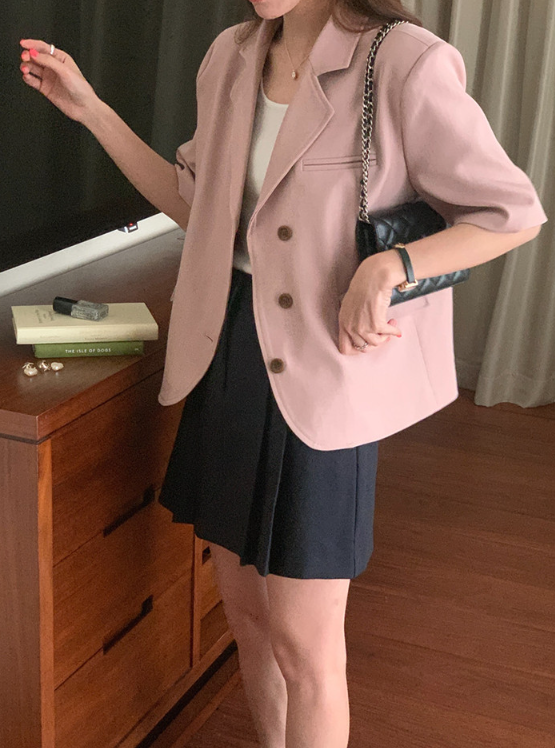 The Half-Sleeve Jacket That Solves the Summer Arm-Coverage Dilemma