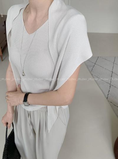 She Just Threw on a Shawl and Suddenly Her Shoulders Disappeared—The Summer Rib Knit That Changes Everything at 40