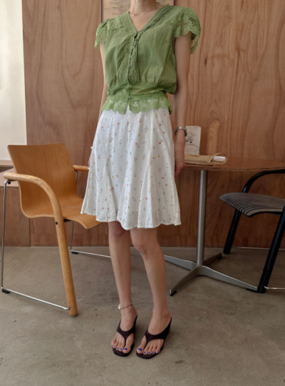 Women in Their 30s and 40s Finally Found the Skirt That Covers Their Calves—And Vacation Photos Have Never Looked Better