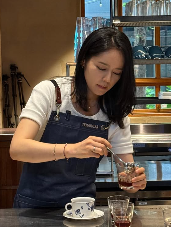 Actress Who Married at 23 Defies Her 44 Years—Four Timeless Daily Looks That Keep Her Looking Twenty