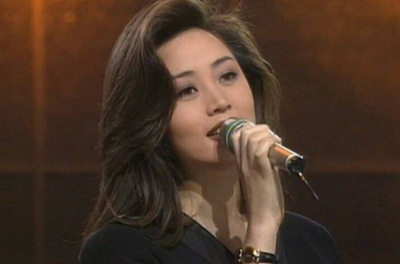 41 Years Into Her Career, Kim Hye-soo Doesn't Dress Young—She Just Dresses Without a Age Limit