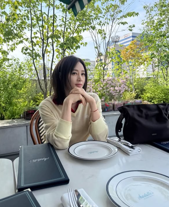 41 Years Into Her Career, Kim Hye-soo Doesn't Dress Young—She Just Dresses Without a Age Limit