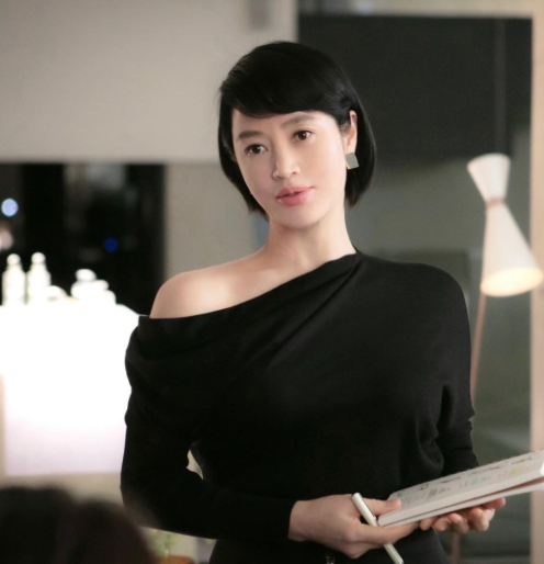 41 Years Into Her Career, Kim Hye-soo Doesn't Dress Young—She Just Dresses Without a Age Limit