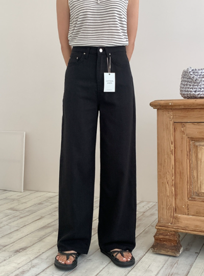 The Kindergarten Teacher's Uniform That Isn't: Linen Pants That Make Legs Look Longer Than They Are
