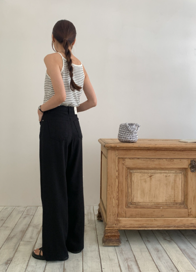 The Kindergarten Teacher's Uniform That Isn't: Linen Pants That Make Legs Look Longer Than They Are