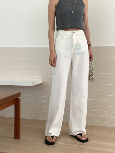The Kindergarten Teacher's Uniform That Isn't: Linen Pants That Make Legs Look Longer Than They Are