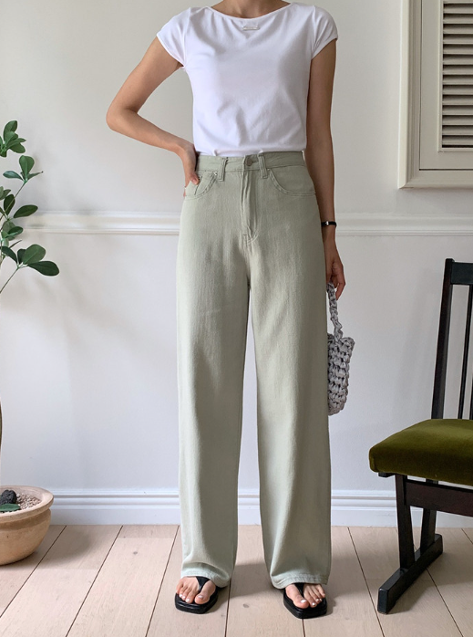 The Kindergarten Teacher's Uniform That Isn't: Linen Pants That Make Legs Look Longer Than They Are