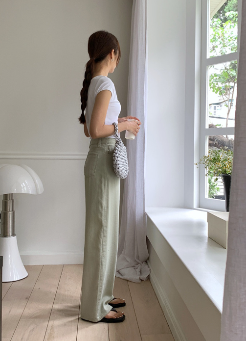 The Kindergarten Teacher's Uniform That Isn't: Linen Pants That Make Legs Look Longer Than They Are