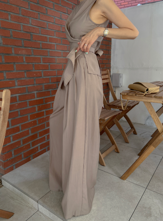 One Linen Outfit, Three Days of Photos: How a Two-Piece Set Became Travel Smart