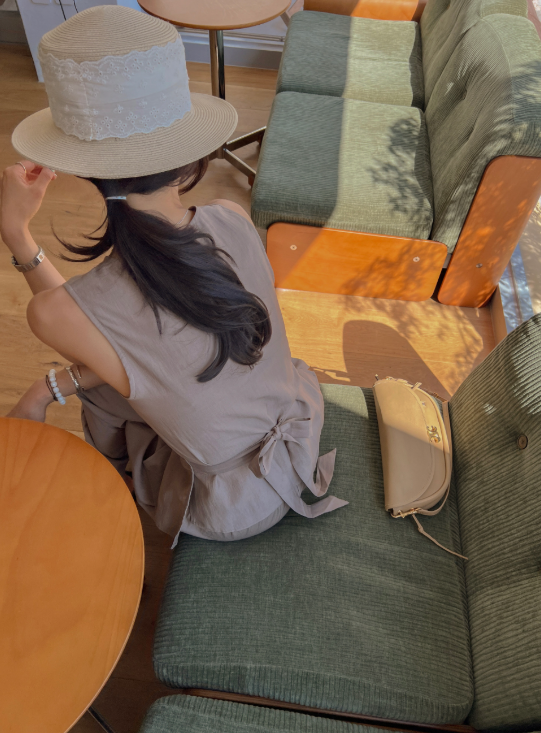 One Linen Outfit, Three Days of Photos: How a Two-Piece Set Became Travel Smart