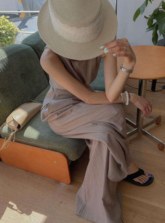 One Linen Outfit, Three Days of Photos: How a Two-Piece Set Became Travel Smart
