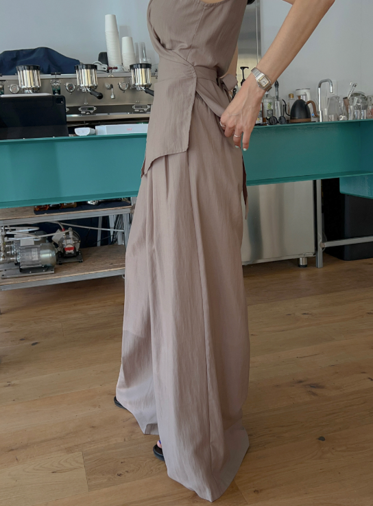 One Linen Outfit, Three Days of Photos: How a Two-Piece Set Became Travel Smart