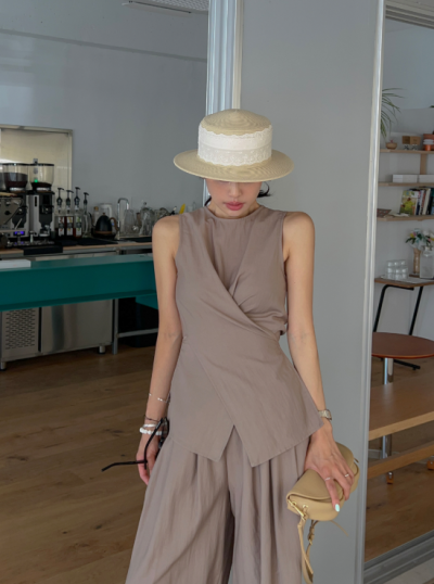 One Linen Outfit, Three Days of Photos: How a Two-Piece Set Became Travel Smart