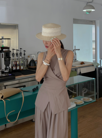One Linen Outfit, Three Days of Photos: How a Two-Piece Set Became Travel Smart