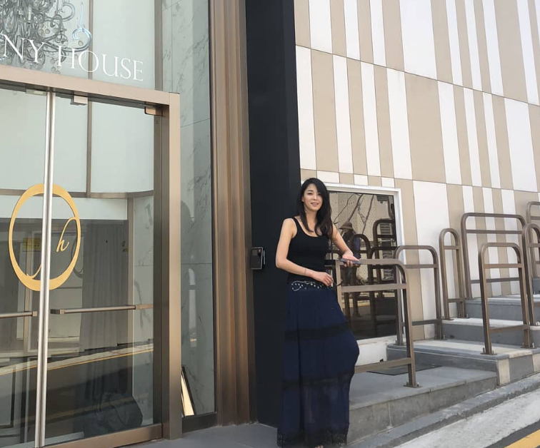 The Secret to Looking Refined at 51: An Actress's Guide to Summer Fashion That's All About Proportion