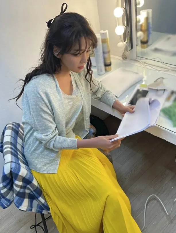 The Secret to Looking Refined at 51: An Actress's Guide to Summer Fashion That's All About Proportion