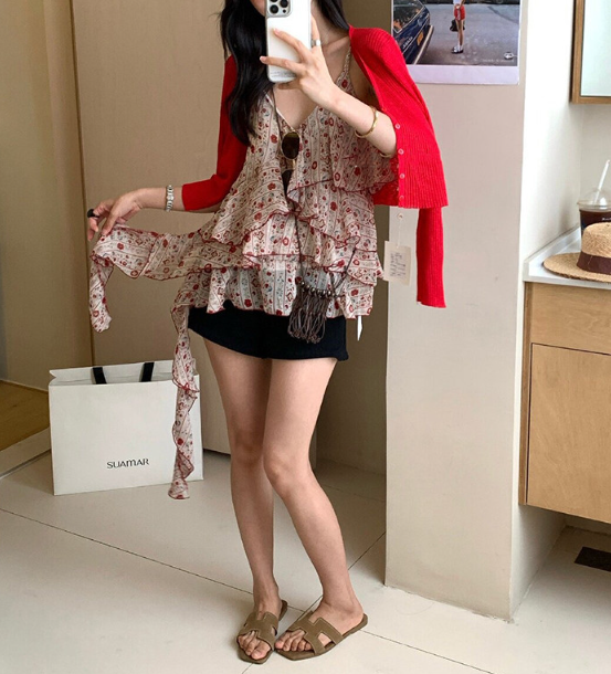 Beach Photos That Actually Hit Different: Flower-Ruffled Blouse That Makes the Ocean Your Studio