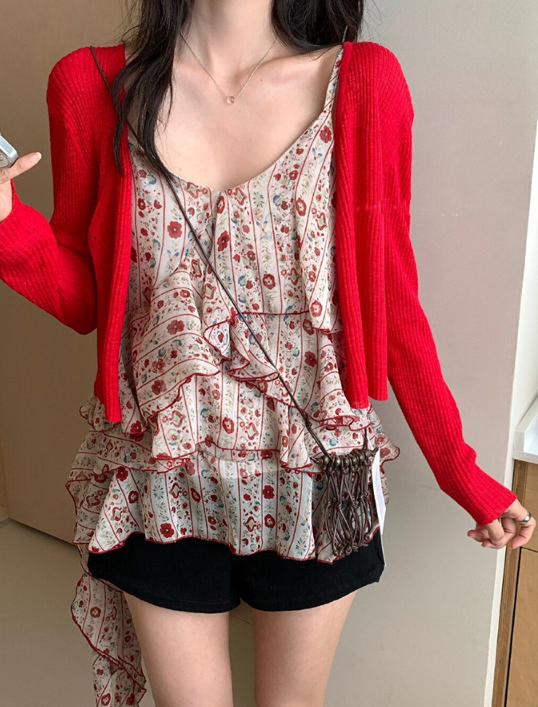 Beach Photos That Actually Hit Different: Flower-Ruffled Blouse That Makes the Ocean Your Studio