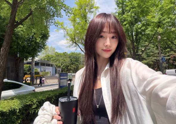 Ex-Idol to Office Darling: Kangmina's Effortless Summer Wardrobe Is Your New Blueprint