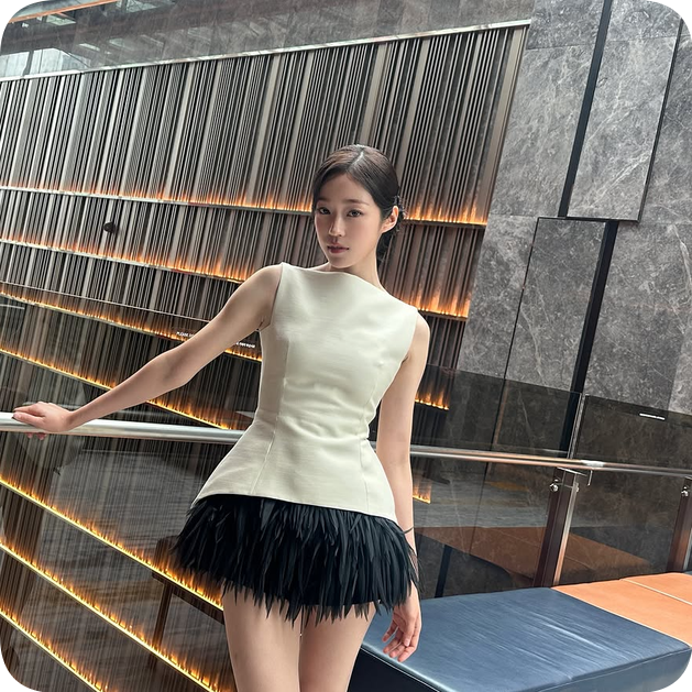 Noh Yun-Seo's Feather Mini Skirt Moment: Balancing Drama With Elegance
