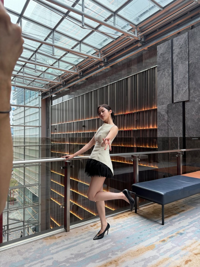Noh Yun-Seo's Feather Mini Skirt Moment: Balancing Drama With Elegance