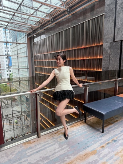 Noh Yun-Seo's Feather Mini Skirt Moment: Balancing Drama With Elegance