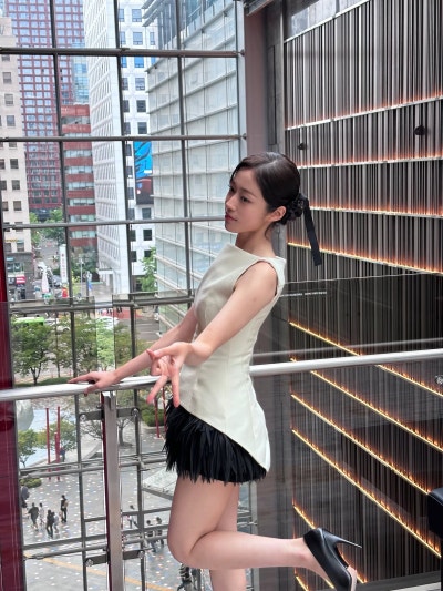 Noh Yun-Seo's Feather Mini Skirt Moment: Balancing Drama With Elegance