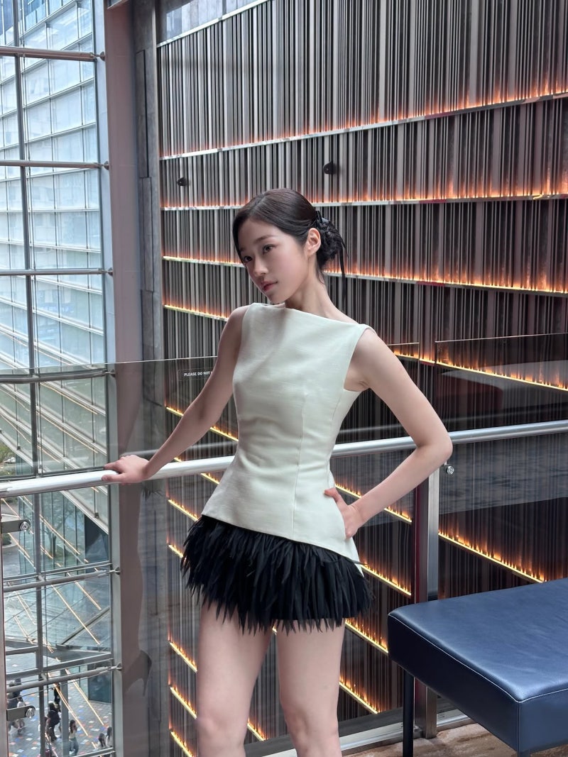 Noh Yun-Seo's Feather Mini Skirt Moment: Balancing Drama With Elegance