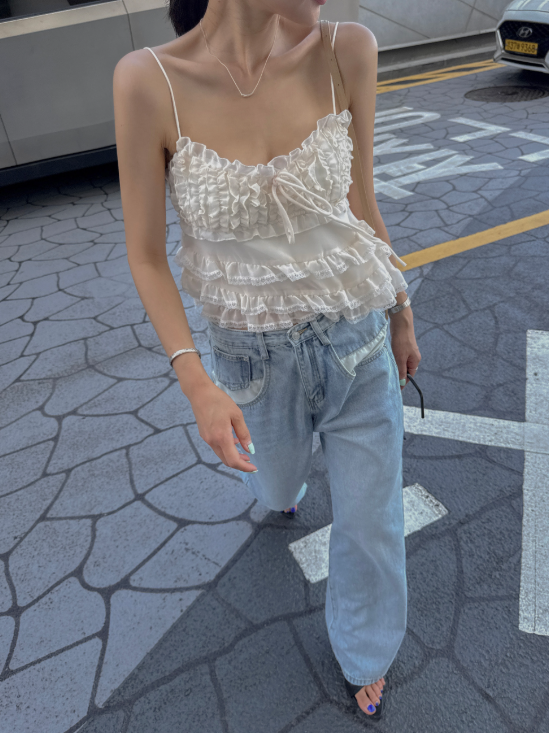Festival Outfit in Wide Denim That Works at 20 and 30—Swap the Top, Become a Different Person