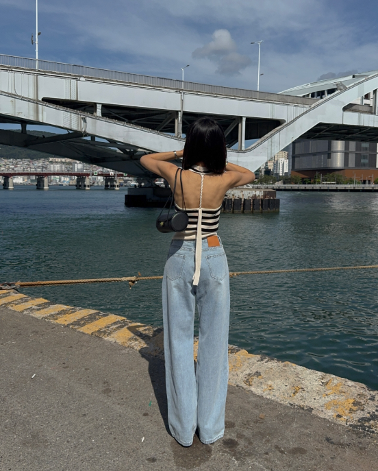 Festival Outfit in Wide Denim That Works at 20 and 30—Swap the Top, Become a Different Person