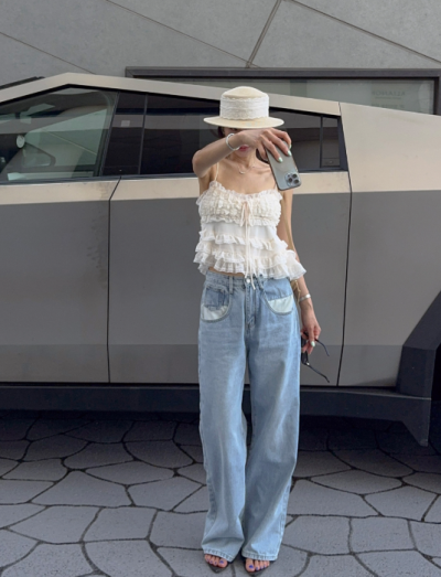 Festival Outfit in Wide Denim That Works at 20 and 30—Swap the Top, Become a Different Person